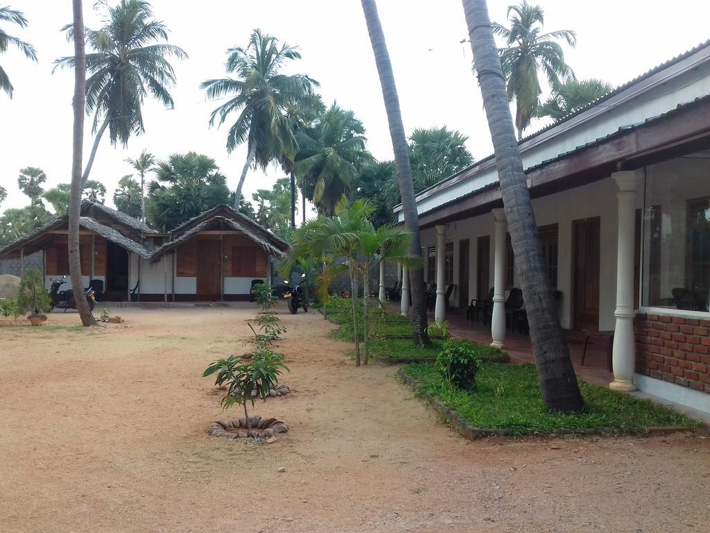 Hotel Sea Shadow Trincomalee Exterior photo