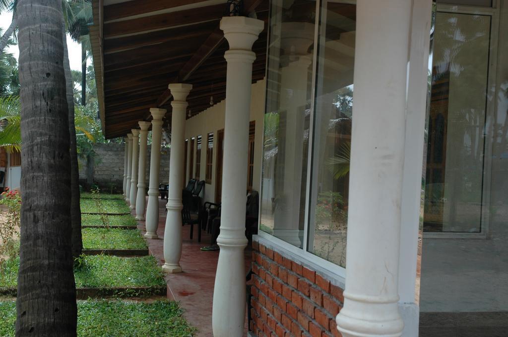 Hotel Sea Shadow Trincomalee Exterior photo