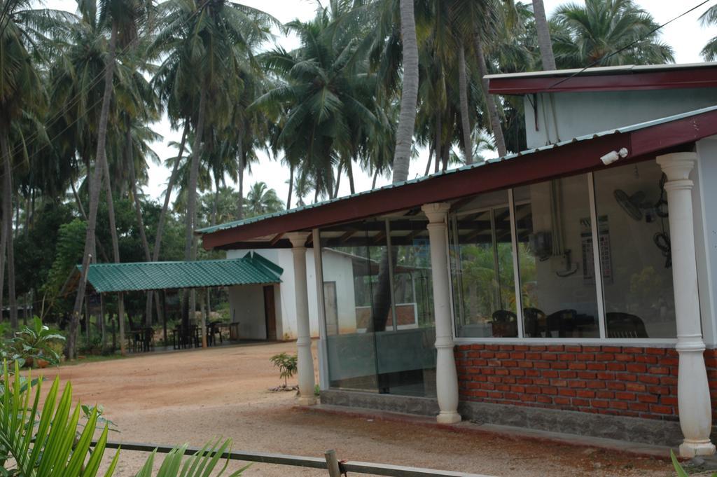 Hotel Sea Shadow Trincomalee Exterior photo