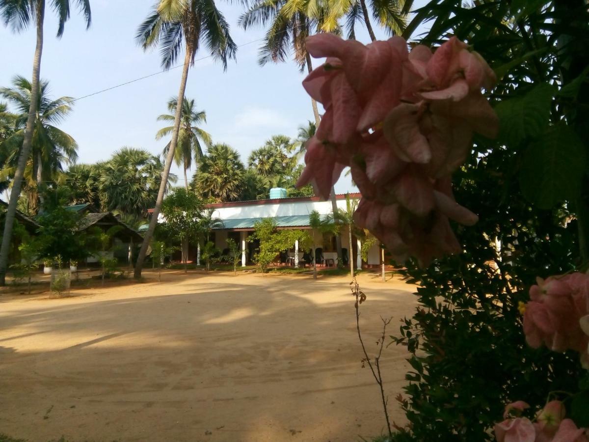 Hotel Sea Shadow Trincomalee Exterior photo