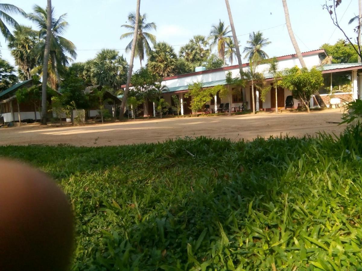 Hotel Sea Shadow Trincomalee Exterior photo